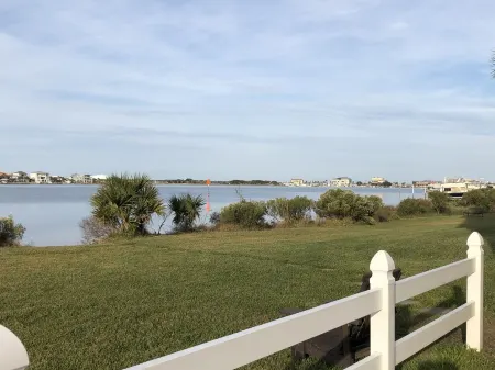 Gorgeous waterfront condo steps from the beach! Отели в г. Пенсакола Бич