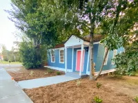 New - Flirty Flamingo Bungalow - close to downtown Hotels in der Nähe von Spanish Moss Trail