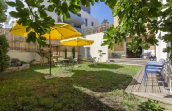 9 bedroom house with garden 10min from the heart of Lyon Hotels near Claude Bernard University Lyon 1