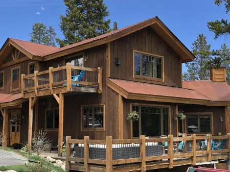 Fun home,zipline,tramp,trail access,hot-tub,mtn views,kid&pet👍town skihill close Отели рядом с достопримечательностью «Riverwalk Center at Breckenridge»