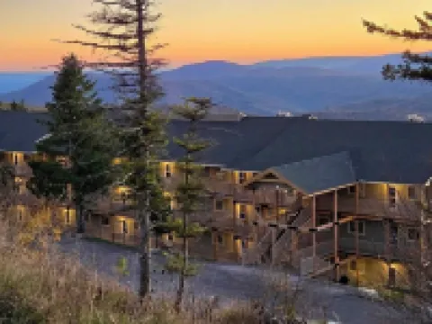 5 min walk to village and slopes! Peaceful 3 BR 2 Bath retreat エドレーのホテル