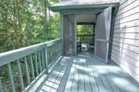 Cozy cabin with mtn view and an awesome media room in charming Townsend.