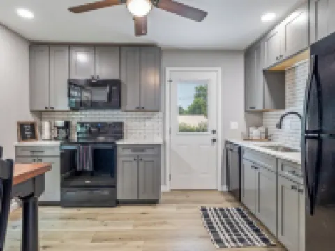 "The Hideaway 1" Charming 2-bedroom house with WiFi, AC in fabulous Farmington Hotels in St. Francois Township