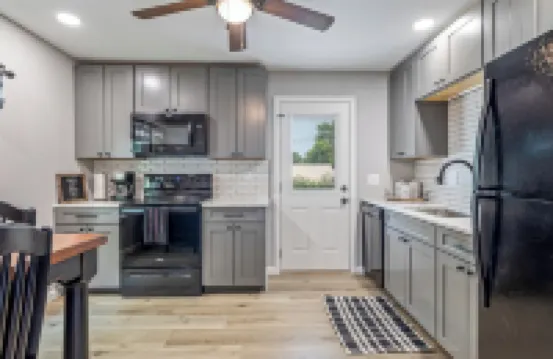 "The Hideaway 1" Charming 2-bedroom house with WiFi, AC in fabulous Farmington