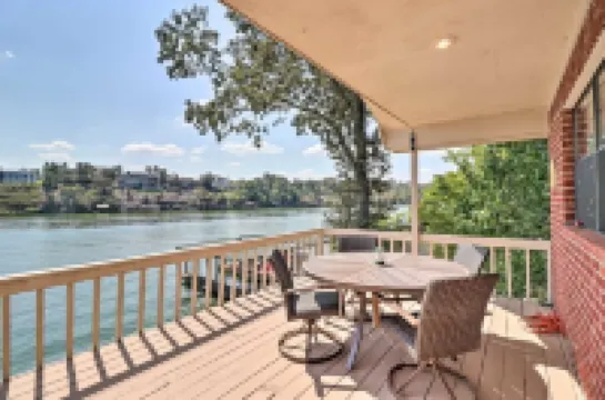 Lake House in Hot Springs with newly remodeled deck on Lake Hamilton