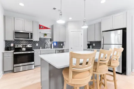 NEW! 4 BR 3.5 BA Sleeps 8 5 mins from UGA