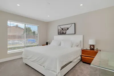 Designer Dream Home with 3 KING Beds Hotels near Veterans Park