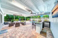 Heated Pool + Hot Tub! Close To Beach & Shops!