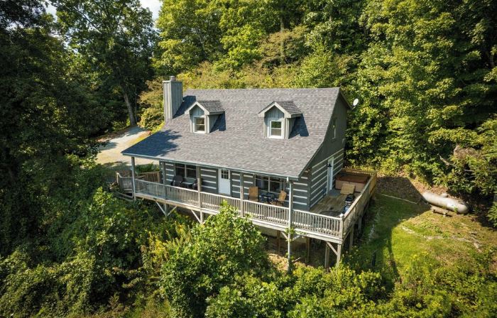Boone/Blowing Rock Cabin: Hot Tub, Mountain Views, Sleeps 8, Peaceful, Private