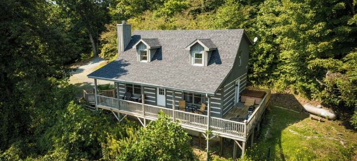 Boone/Blowing Rock Cabin: Hot Tub, Mountain Views, Sleeps 8, Peaceful, Private Hotels in Watauga