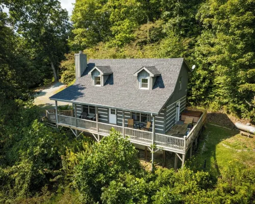 Boone/Blowing Rock Cabin: Hot Tub, Mountain Views, Sleeps 8, Peaceful, Private Hotels in Watauga