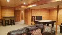 New on market.  Cabin with 3 beds and 3 baths surrounded by forest Hotels in Springville