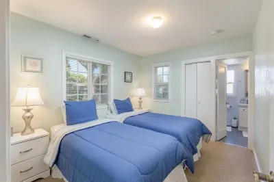 Pleasure Point Oasis ~ Family and dog-friendly yard ~ Off-street parking Hotels near Brommer Street County Park