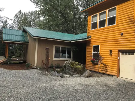 Surrounded by State Forest land, near Knik River Tailrace fishing, luxury detail