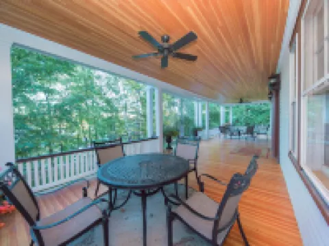 "Olympic House" on Main Street Lake Placid! Hot Tub, Big Front Porch, Pingpong - 4-Star