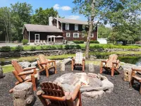 Spacious Colonial with streamside access and minutes from popular attractions فنادق في بوكونو