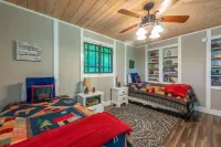 Sunset Mtn Lodge! Hot Tub+Fire Pit, Fireplace, Hiking, Private, Close to Town!