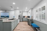 Large 4 Bedroom Home - Pool - Mini Golf - FirePit