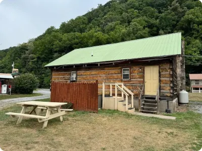 Charming 3-bedroom 5 bed cabin with WiFi in scenic Seneca Rocks Hotels near Seneca Rocks Discovery Center