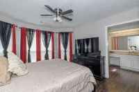 Midtown Townhouse - 15 mins to Ft Moore Coca-Cola Space Science Center附近的飯店