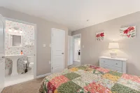 Updated Open Concept Beach House. 1.5 Blocks to Bay Beach and Harpoon’s!
