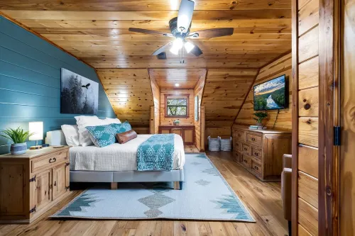 Big Sky Mountain Lodge-Spectacular Views-Hot Tub\GameRoom\Play-Set\Hike To River