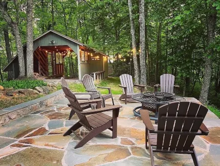 WINDSONG! Peaceful, Quiet Cabin Bordering Nat. Park Near Downtown Gatlinburg Отели рядом с достопримечательностью «Саглендс Вэлли Нейчер Трейл Паркинг»