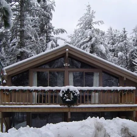 PERFECT LOCATION !!  ONE MILE FROM NORTH CONWAY WITH A SECLUDED FEEL !!