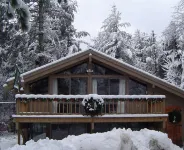 PERFECT LOCATION !!  ONE MILE FROM NORTH CONWAY WITH A SECLUDED FEEL !!