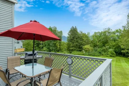 Enjoy each season's weather in historic Manchester.   Plenty to do year round!! Отели рядом с достопримечательностью «Даттон Фарм Станд»