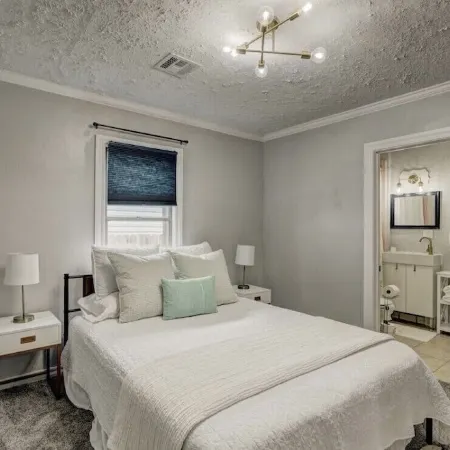 OU-Walk to Main St- Big Deck- Patio -Fire Pit -Man Cave