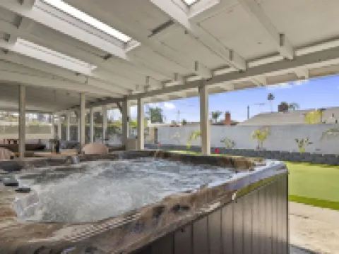 Charming 5 bedroom with a putting green Hotels in Glendora