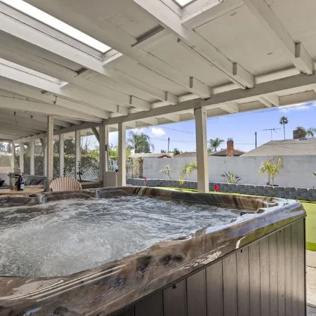 Charming 5 bedroom with a putting green