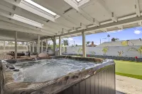 Charming 5 bedroom with a putting green