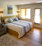 GREAT Value! Classy Comfortable King Bed Studio, Sleeps 4!