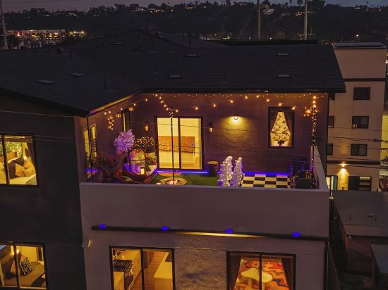 4Bd/4BA Penthouse 2-Story Condo w/Garden Oasis Sunsets