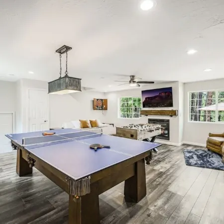 Modern Beauty, Gorgeous Forest View, Hot Tub, A/C, Game Room, Close to Downtown!