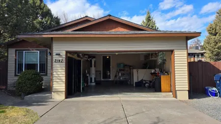 Northeast Bend House - Fenced Yard - EV Outlet Level 1 -Dogs Are Welcome!