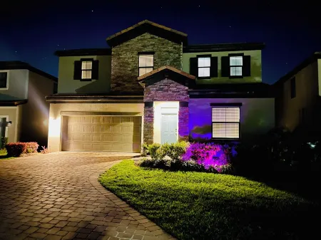 Amazing Lakeview 4 BR Vacation Home with Heated Pool! Near All Parks.