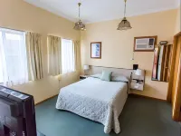 Westwood Motor Inn Hotel dekat University of New England
