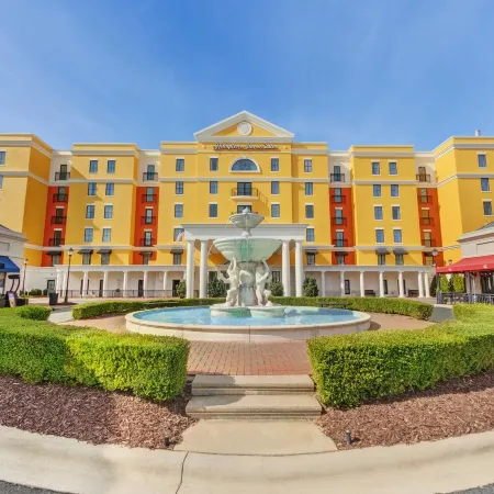 Hampton Inn & Suites Charlotte/SouthPark at Phillips Place Отели рядом с достопримечательностью «Торговый центр SouthPark»