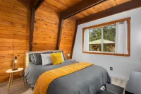 Wild Dog Cabin located on Highway 2 - Only 25 min to Steven's Pass!