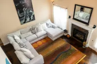 Spacious 5-bedroom house with WiFi, AC and parking in peaceful Southaven. Hotel a Southaven