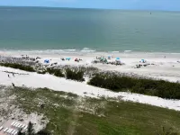 Direct beach & pool view, 1 bdrm condo w AC, WiFi on fabulous Ft Myers Beach. Estero Island 주변 호텔