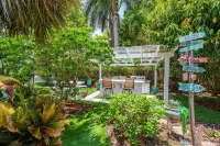 WATERFRONT & HEATED POOL- Tropical 2b/2b w/ Private Dock