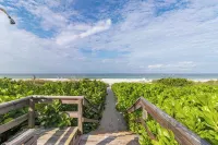 Charming 1-bedroom, Beachfront condo in fabulous Longboat Key steps to the beach