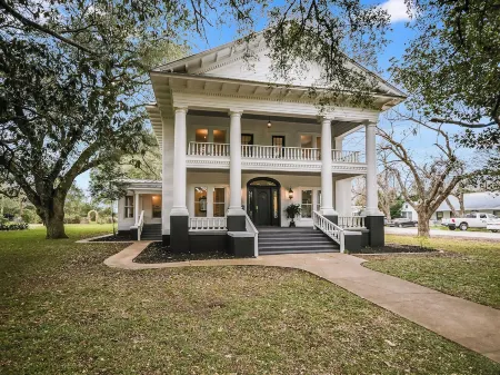 The Ella Norah. A Luxury Retreat. Pool and Spa. Steps to Main Street.