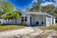 Beach-Themed Cozy Cottage Close to Downtown, Beaches, Pinecraft & Legacy Trail!