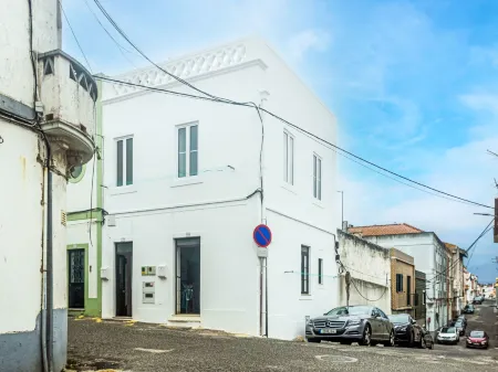 Surfers Inn 2 Отели рядом с достопримечательностью «PenichePraia - Bungalows, Campers and SPA»