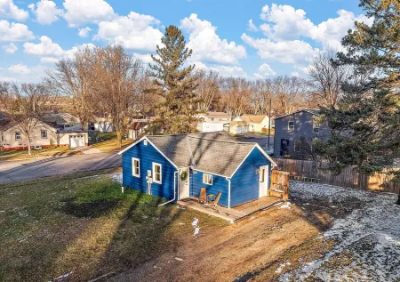 Charming 2-bedroom cottage in delightful Willmar with WiFi, AC Отели в г. Уилмар